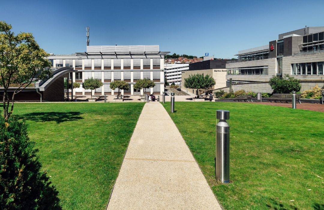 Aussenanlage der Schlössle-Galerie Pforzheim mit Gehwegen von Terraway®