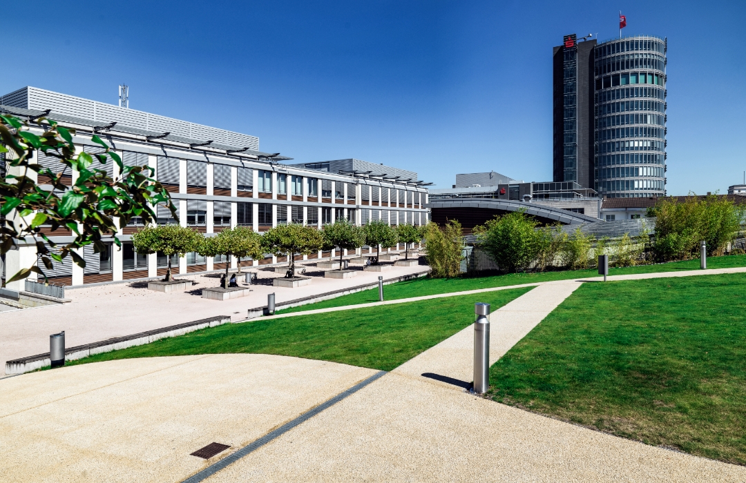 Aussenanlage der Schlössle-Galerie Pforzheim mit Gehwegen von Terraway®