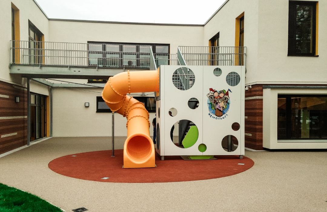 Spielplatz an einem Kindergarten mit Röhrenrutschbahn und Terraway®-Belag Spielplatz an einem Kindergarten mit Röhrenrutschbahn und Terraway®-Belag