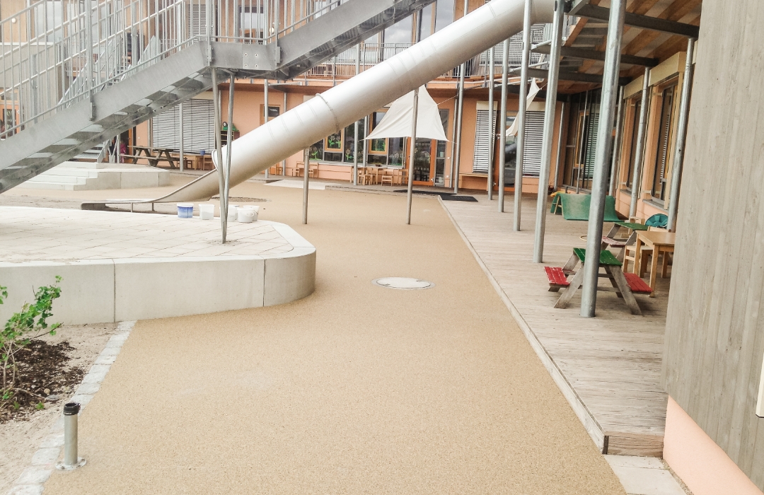 Aussenbereich eines modernen Kindergartens mit Holzterrasse und Terraway®-Belag Aussenbereich eines modernen Kindergartens mit Holzterrasse und Terraway®-Belag