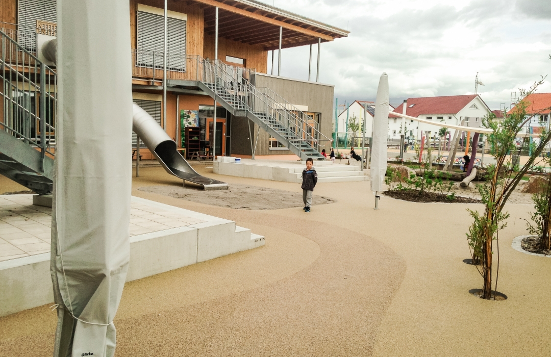 Aussenbereich eines modernen Kindergartens mit Holzterrasse und Terraway®-Belag Aussenbereich eines modernen Kindergartens mit Holzterrasse und Terraway®-Belag