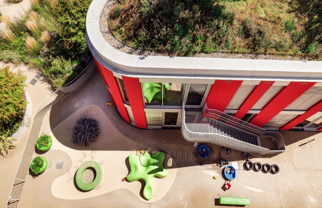 Aussenbereich eines modernen Kindergartens der Sparkassen-Akademie Stuttgart mit Spiegerät auf Terraway®-Belag Aussenbereich eines modernen Kindergartens der Sparkassen-Akademie Stuttgart mit Spiegerät auf Terraway®-Belag