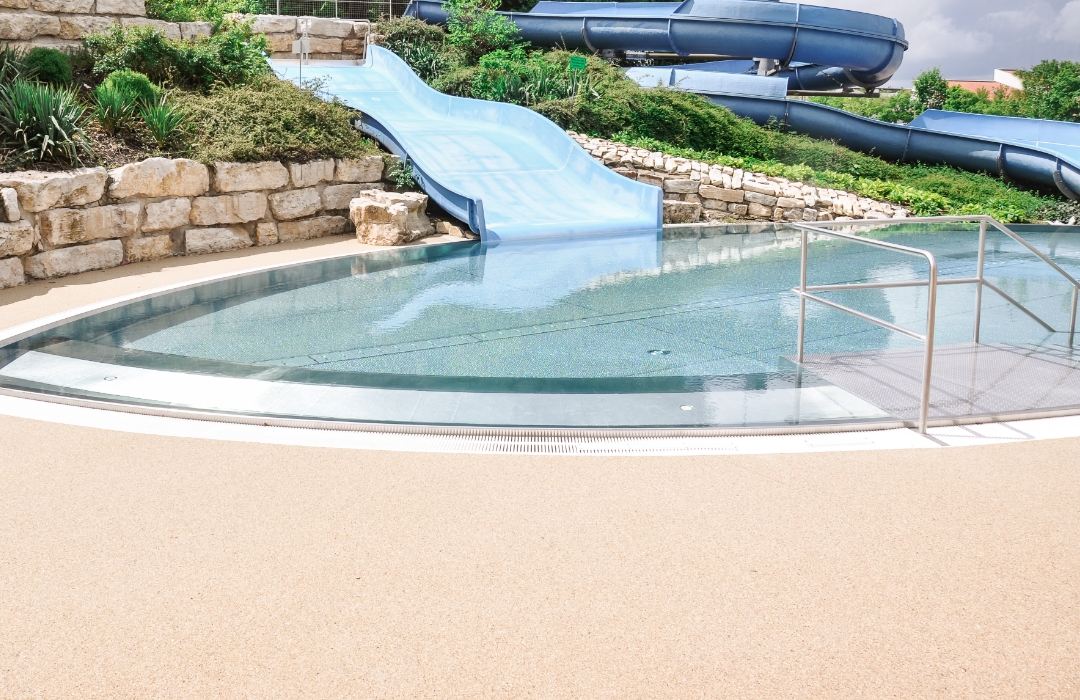 Freibad Dingolfing: breite Wasserrutsche mit Becken und Terraway®-Belag