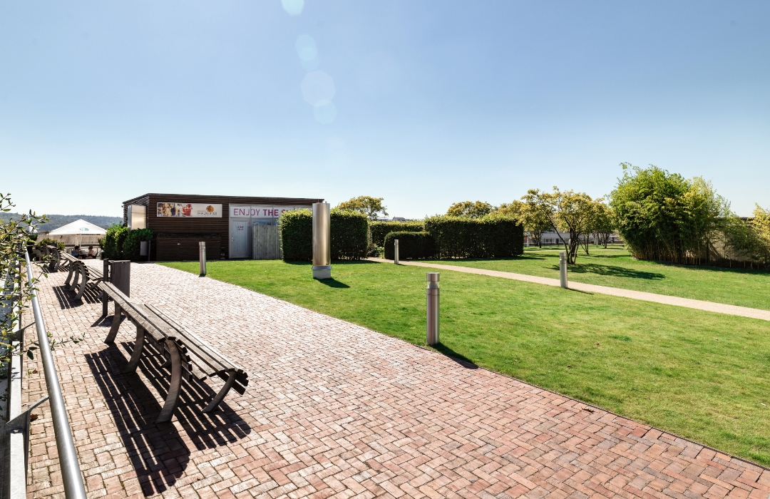 Aussenanlage der Schlössle-Galerie Pforzheim mit Gehwegen von Terraway®