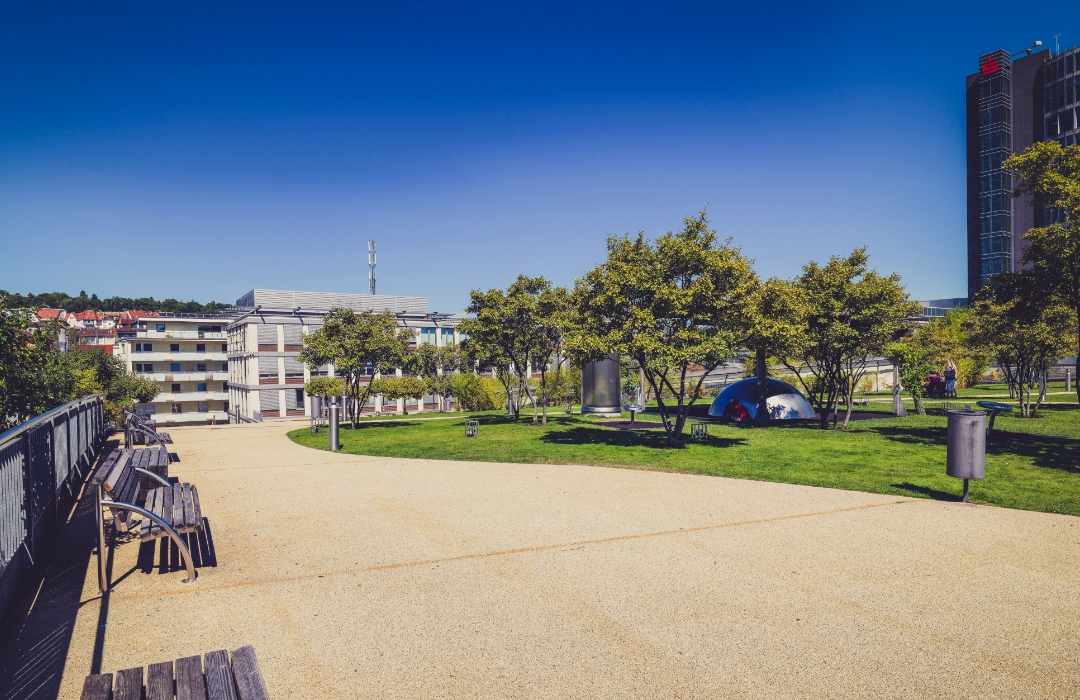 Aussenanlage der Schlössle-Galerie Pforzheim mit Gehwegen von Terraway®