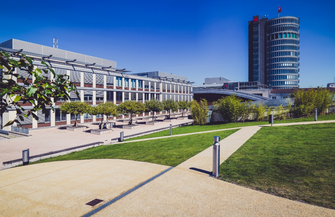 Aussenanlage der Schlössle-Galerie Pforzheim mit Gehwegen von Terraway®