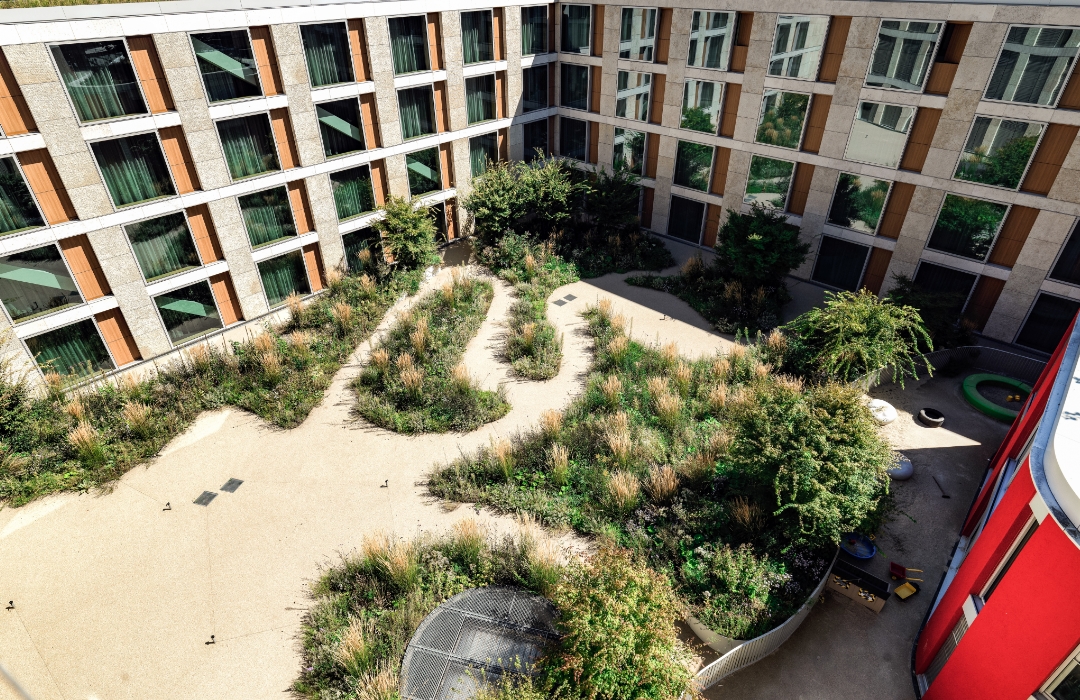 Dachterrasse der Sparkassenakademie Stuttgart mit Grünanlage und Terraway®-Belag