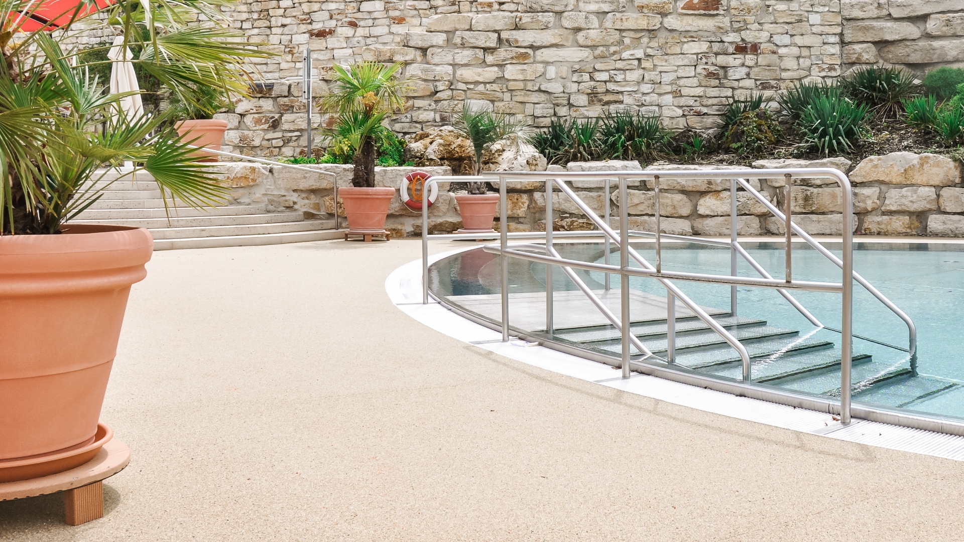 Freibad Dingolfing: Bereich um Becken mit Terraway®-Belag