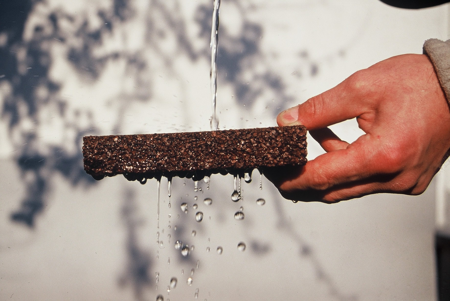 Demonstration eines luft- und wasserdurchlässigen Belags
